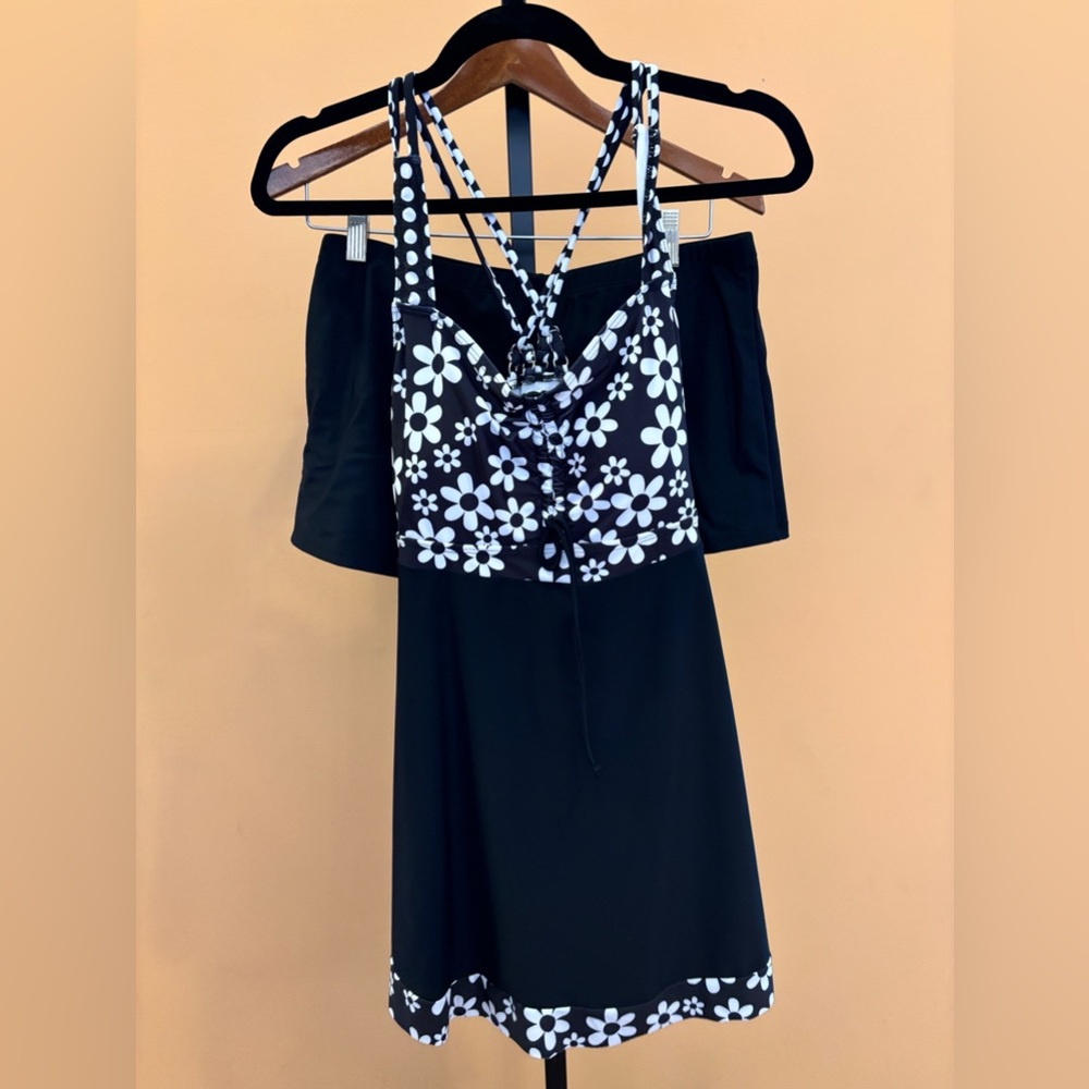 Floral Black and White Women's 2 Piece Swim Dress Size XlL Never Worn